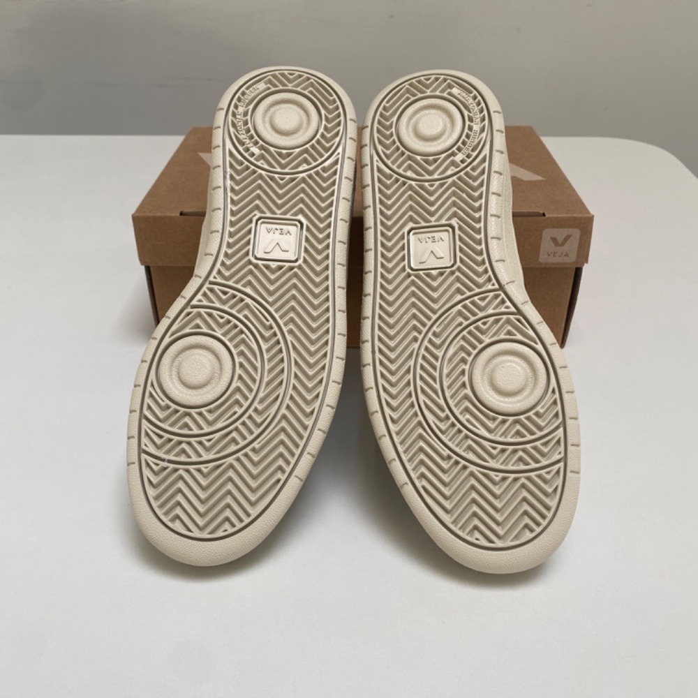 Veja V-10 Leather Sneaker in Extra White/Black sz 40EU/9US New in Box - Picture 7 of 8